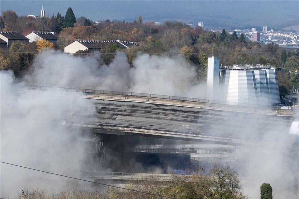 Für Schlagzeilen hat 2021 die Sprengung der maroden Salzbachtalbrücke in Wiesbaden gesorgt. Inzwischen gibt es einen Neubau für die A 66. (Archivbild)Boris Roessler/dpa