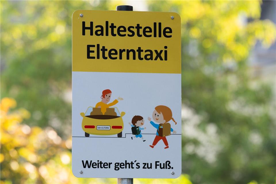 Für Schulen sind die „Elterntaxis“ oft eine Herausforderung. (Archivbild)Sebastian Kahnert/dpa