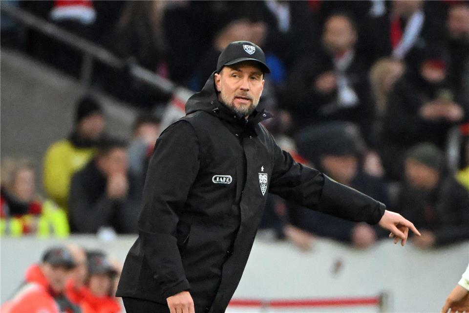 Für Sebastian Hoeneß hört es sich „absurd“ an, dass er bald seit 1.000 Tagen Trainer des VfB Stuttgart ist.Uli Deck/dpa