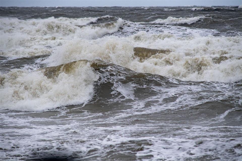 Für Sonntag wird ein Hochwasser an der deutschen Ostseeküste erwartet. (Archivbild)Stefan Sauer/dpa
