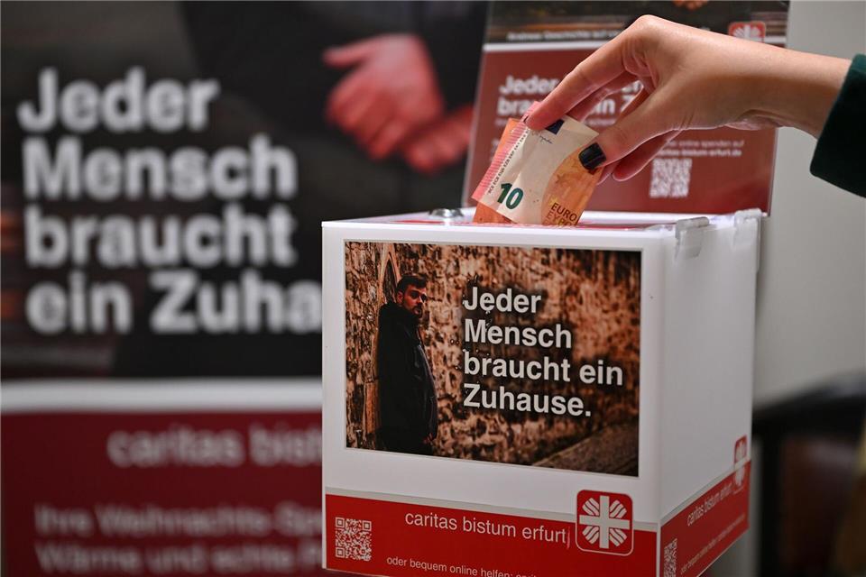 Für Sozialverbände wie die Caritas ist die Adventszeit wichtigste Zeit des Jahres für Spenden. (Symbolbild).Martin Schutt/dpa