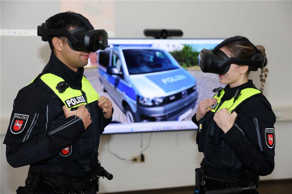 Polizei testet virtuelle Einsätze - GdP fordert Ausbau  Für Studierende gibt es 360-Grad-Videos, die sie mit VR-Brillen erleben können.Stefan Rampfel/dpa