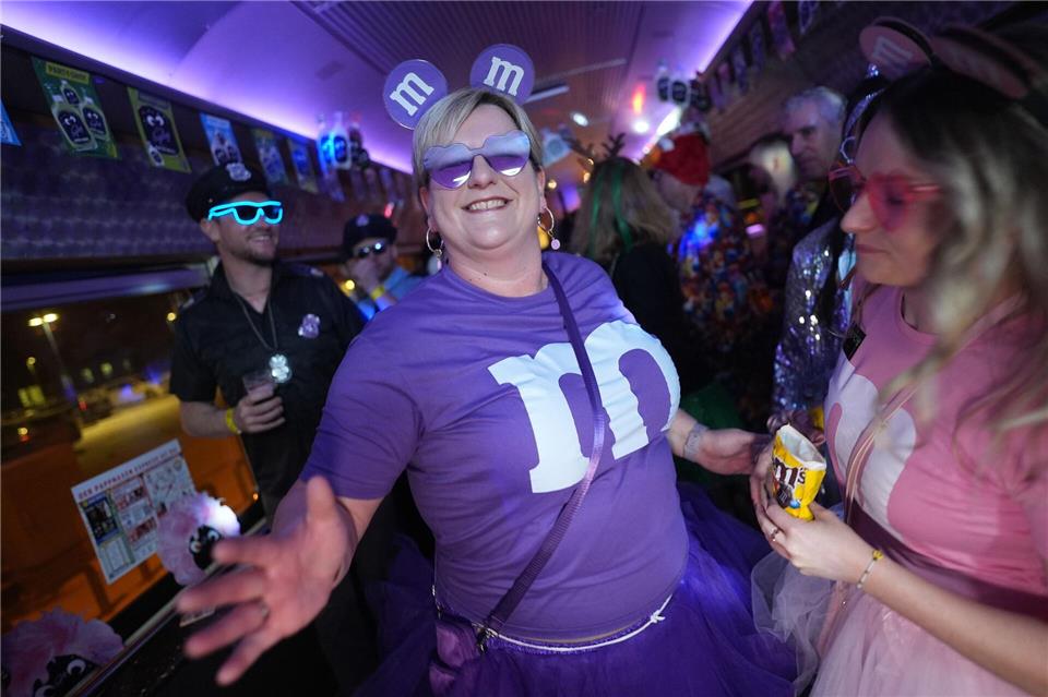 Für Svenja und ihre Freunde heißt es bereits um 6 Uhr: ab auf die Tanzfläche! Marcus Brandt/dpa