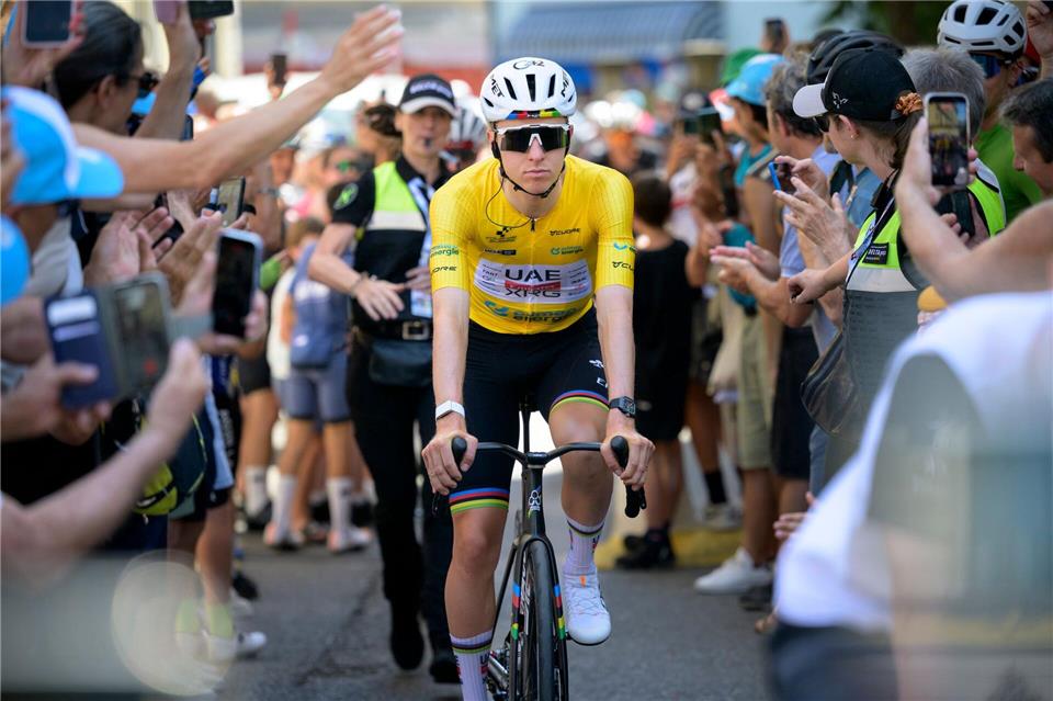 Für Tadej Pogacar war es bei der Tour de Suisse kein schöner Tag.Gian Ehrenzeller/KEYSTONE/dpa