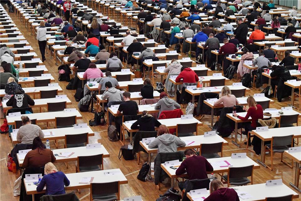 Für Tausende Azubis in Bayern beginnen am Dienstag die schriftlichen Abschlussprüfungen. (Symbolbild)Martin Schutt/dpa-Zentralbild/dpa