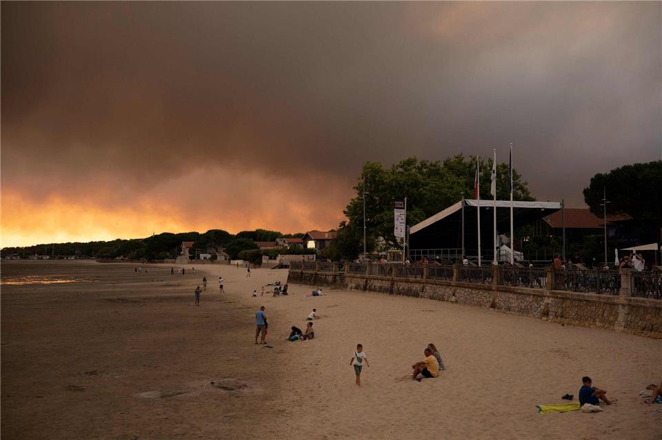 Für Tausende Touristen ist der Urlaub wegen der Waldbrände zunächst mal zu Ende. Olivier Morin/AFP/dpa