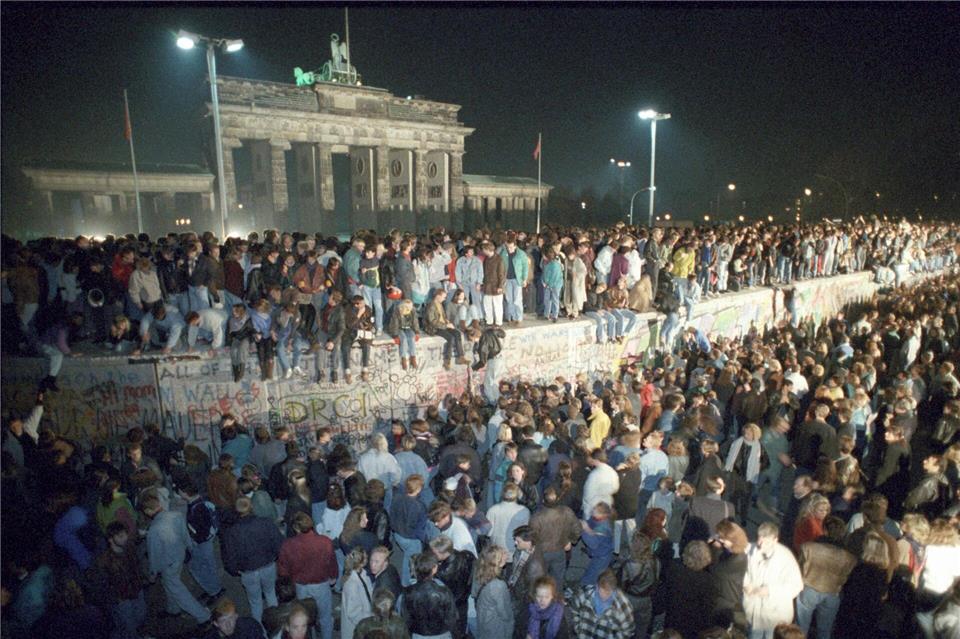 Für Tausende war die Nacht der Maueröffnung 1989 ein Glücksmoment. (Archivbild)Peter Kneffel/dpa