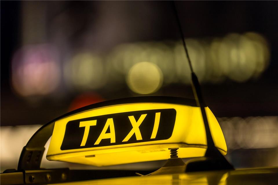 Für Taxifahrerinnen und -fahrer machen die Spritpreise ebenfalls Probleme - besonders auf dem Land. (Symbolbild)Frank Hammerschmidt/dpa