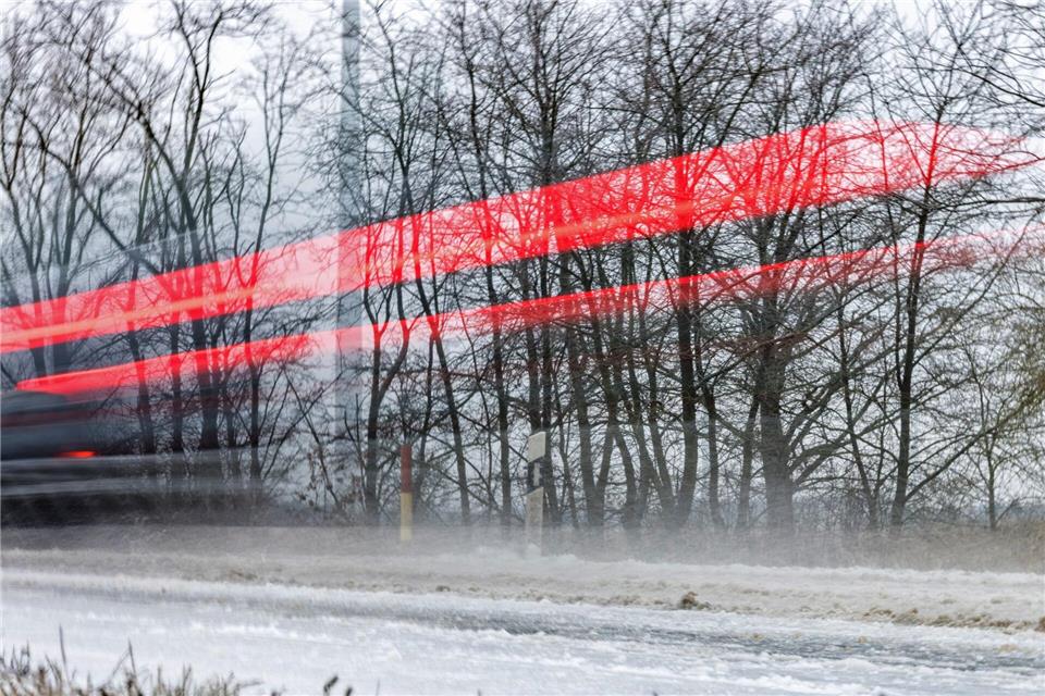 Für Teile Brandenburgs galt die amtliche Unwetterwarnung vor Glatteis noch bis in den Abend. (Archivbild)Frank Hammerschmidt/dpa