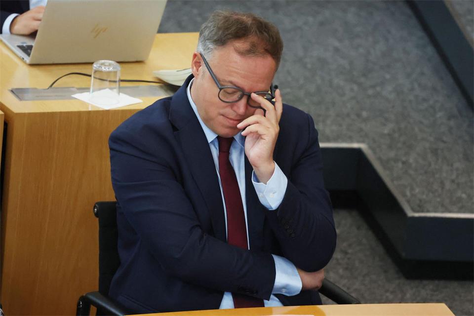 Für Thüringens Ministerpräsident Mario Voigt (CDU) ist die politische Lage in Thüringen nicht einfacher geworden. (Archivbild)Bodo Schackow/dpa