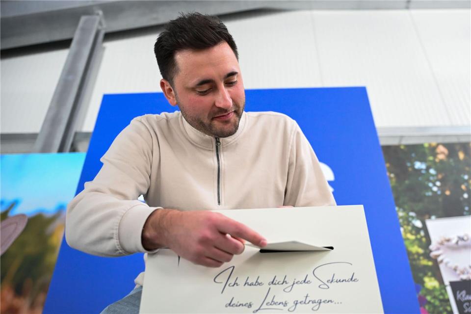 Für Tim Busam, einen der Gründer der Grabstein-Firma, ist der Briefkasten vor allem ein Trauerhelfer.Katharina Kausche/dpa