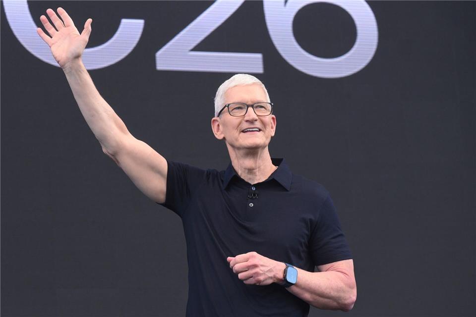 Für Tim Cook ist es die letzte WWDC als Konzernchef. Er übergibt die Führung zum September an John Ternus, der bisher für Geräte zuständig war.Noah Berger/FR34727 AP/AP/dpa