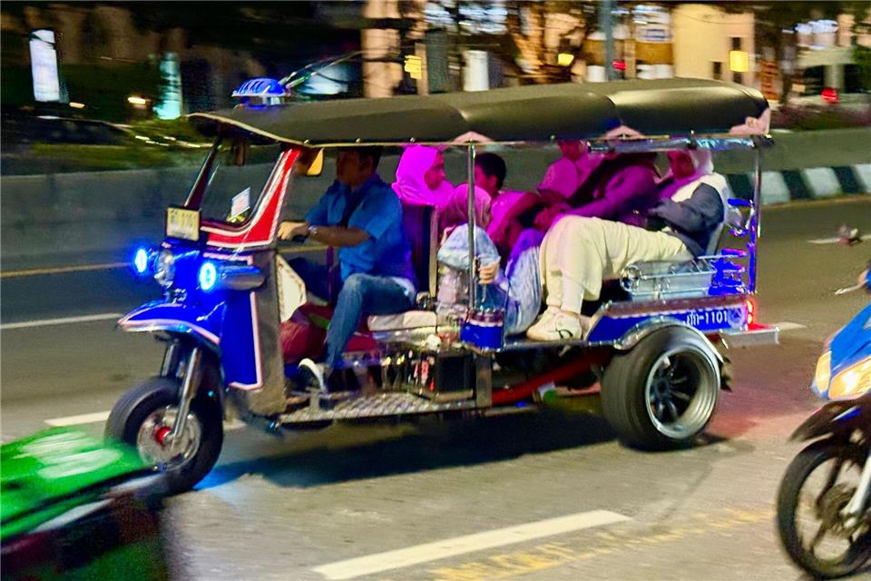 Für Touristen aus aller Welt gehört eine Fahrt mit einem knatternden Tuk-Tuk zum Bangkok-Besuch einfach dazu.Carola Frentzen/dpa