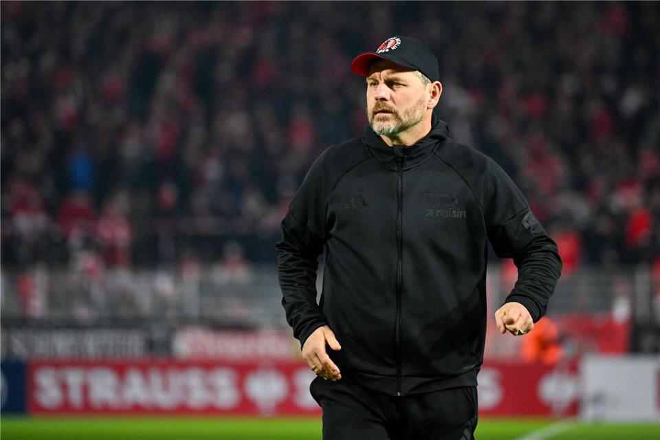 Baumgart vermeidet Details: Keine Hertha-Schlagzeile  Für Trainer Baumgart geht der Blick nach dem Pokalsieg schnell Richtung Bundesliga. Soeren Stache/dpa