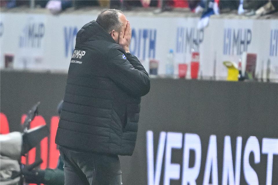 Für Trainer Frank Schmidt war das Heidenheimer Jahr mitunter schwer zu ertragen.Harry Langer/dpa