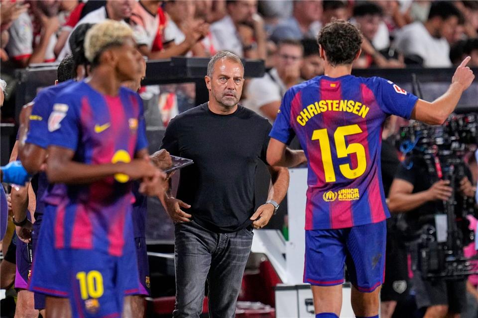 Für Trainer Hansi Flick wird die Rückkehr von Barça ins Camp Nou eine Premiere - er kam erst während des langjährigen Umbaus nach Barcelona.Manu Fernandez/AP/dpa