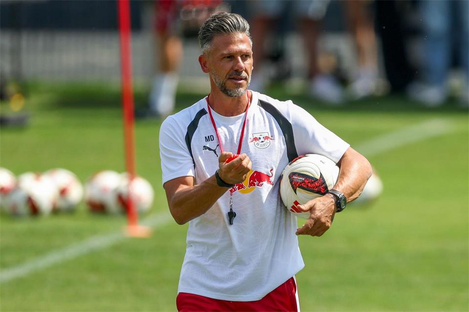 Für Trainer Martin Demichelis und RB Leipzig geht es in der Champions League zunächst nach Italien. (Archivfoto)Jan Woitas/dpa