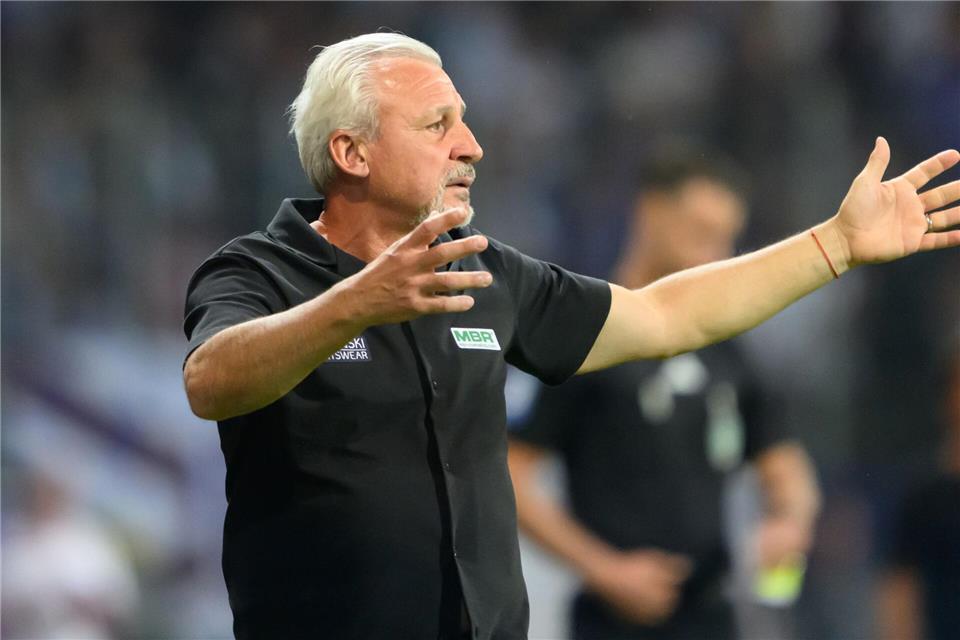 Für Trainer Pavel Dotchev ist beim SSV Ulm im Sommer Schluss. (Archivbild)Robert Michael/dpa