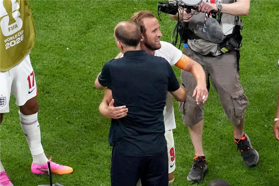 Für Trainer Thomas Tuchel (vorn) ist Harry Kane der Schlüsselspieler.Nick Potts/PA Wire/dpa