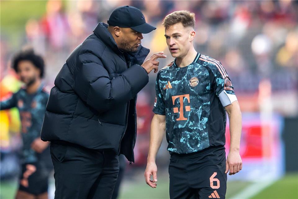 Kompanys Bayern-Fixpunkt: Kimmichs 300. Spiel mit Rekord Für Trainer Vincent Kompany (l) ist Joshua Kimmich während der Spiele ein zentraler Ansprechpartner.Andreas Gora/dpa