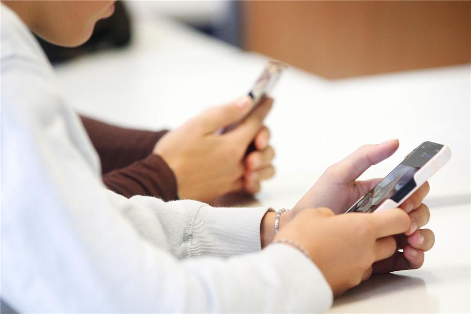 Für Unterrichtszwecke dürfen Smartphones und Co. weiter benutzt werden. (Symbolbild)Roland Weihrauch/dpa