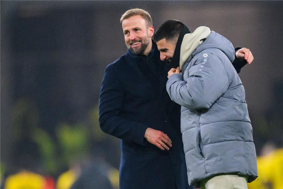 Für VfB-Trainer Hoeneß (l) ist sein Stürmer Undav ein Unterschiedsspieler. (Archivbild)Tom Weller/dpa