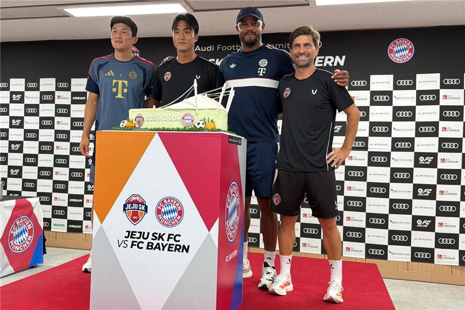 Für Vincent Kompany (2.v.r.) und Jeju-Coach Sérgio Costa (r.) gab es einen Kuchen.Christian Kunz/dpa