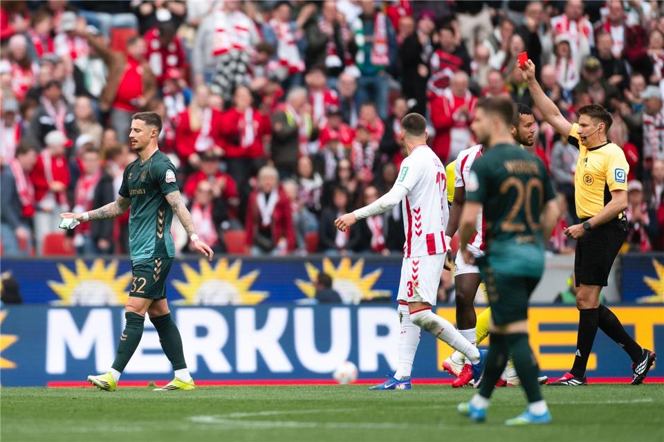 Für Werder-Kapitän Marco Friedl war das Spiel früh zu Ende.Marius Becker/dpa