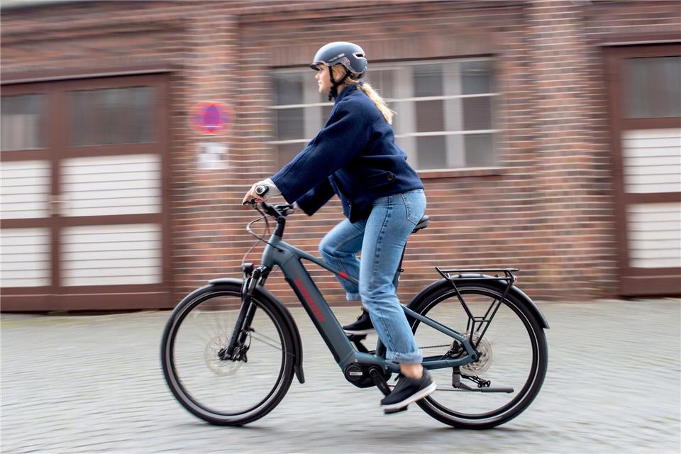 Für Wiedereinsteiger und E-Bike-Neulinge gilt: Erst mit dem Rad vertraut machen, dann sicher in den Straßenverkehr starten.picture alliance / dpa-tmn