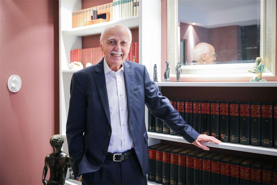 Für Zukunftsforscher Horst Opaschowski hat der Rückgang des Reisens per Anhalter mit einem fehlenden Sicherheitsgefühl zu tun. (Archivbild)Christian Charisius/dpa