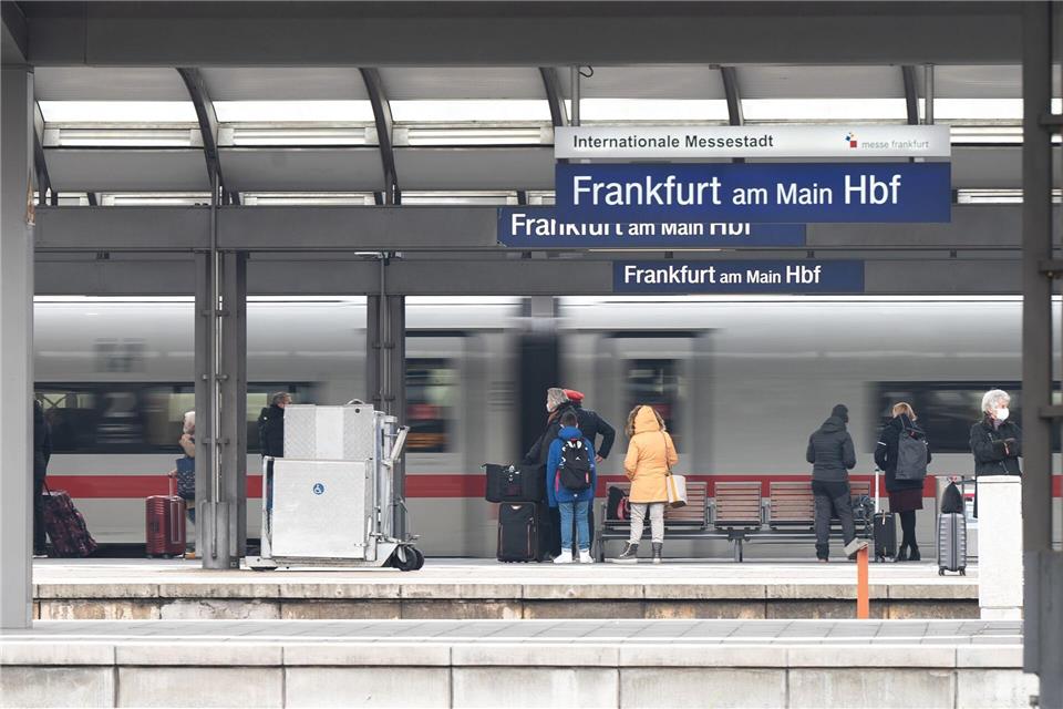 Für acht Wochen sperrt die Bahn ein ganzes Gleis für Bohrungen am Frankfurter Hauptbahnhof. (Archivbild)Sebastian Gollnow/dpa