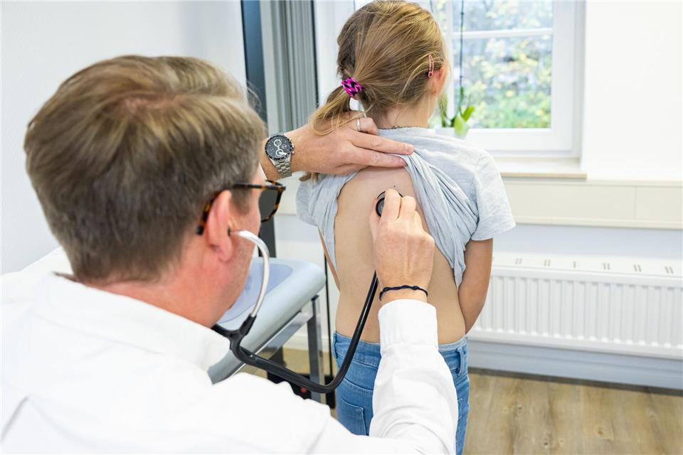 Für ältere Menschen oder Kinder potenziell lebensgefährlich: Einem Verdacht auf eine Lungenentzündung sollte man schnellstmöglich nachgehen. Benjamin Nolte/dpa-tmn