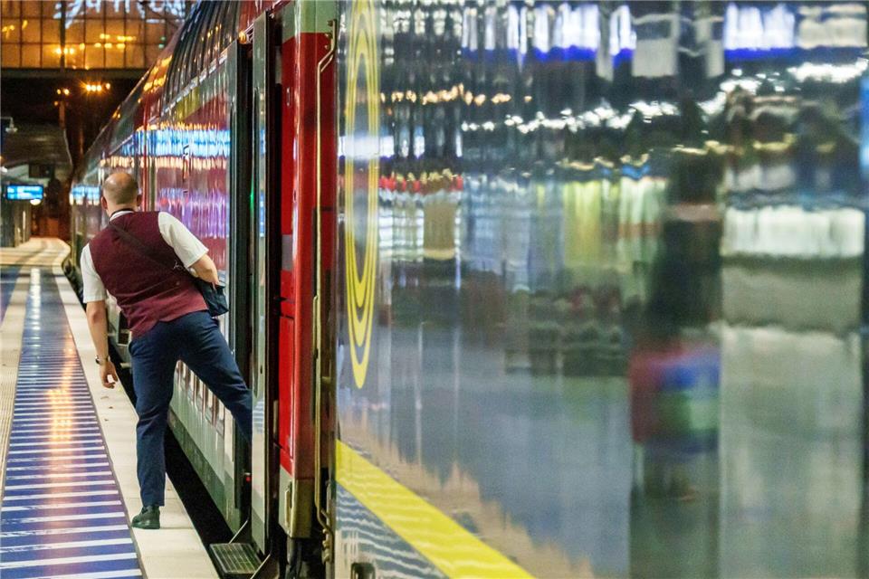 Für alle, die anpacken und in Erinnerung bleiben: Bahnmitarbeiter bekommen Auszeichnung. (Symbolbild)Andreas Arnold/dpa