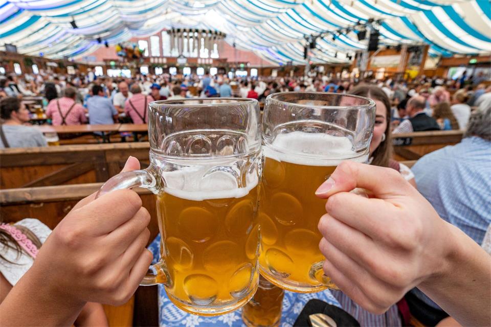 Für bayerisches Bier reicht die Menge an heimischer Braugerste nicht aus, es wird zugekauft, etwa aus Thüringen. (Symbolbild)Armin Weigel/dpa