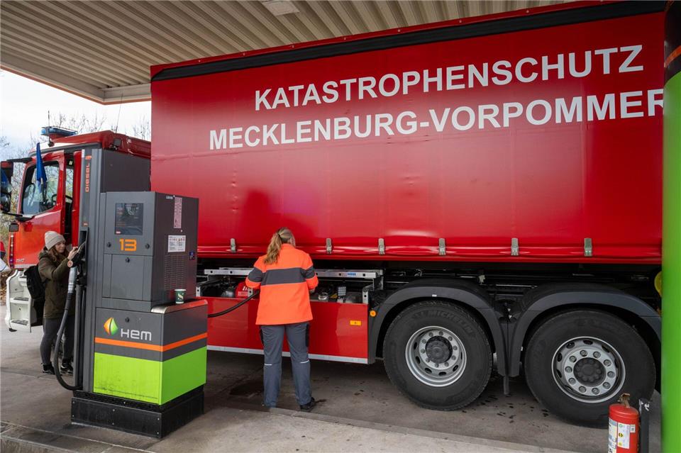 Für besondere Leistungen im Katastrophenschutz soll es künftig in MV ein Ehrenzeichen geben. (Archivbild)Stefan Sauer/dpa