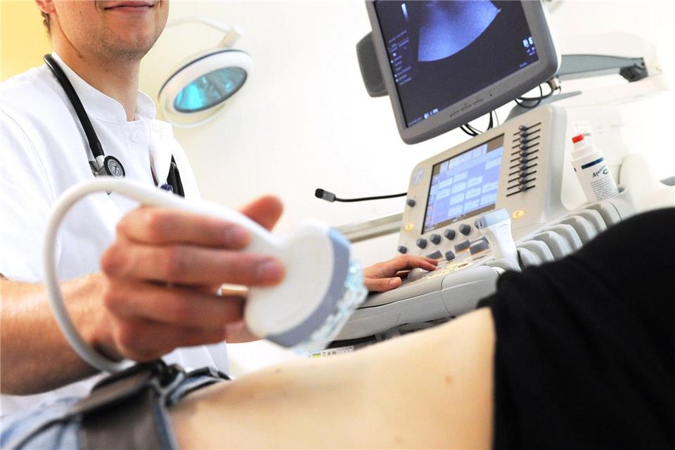 Für bestimmte Ultraschall-Untersuchungen müssen Patienten selbst zahlen. (Archivbild) Angelika Warmuth/dpa