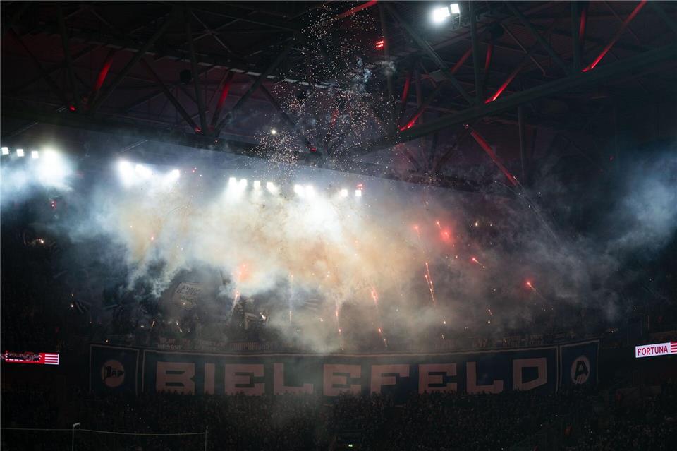 Für das Abbrennen von Pyro durch Fans muss Bielefeld nun ordentlich zahlen. (Archivbild)Marius Becker/dpa