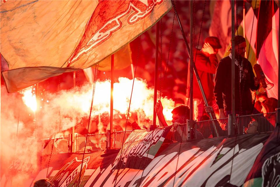Für das Abbrennen von Pyrotechnik im Heimspiel gegen den SC Paderborn bittet der DFB Hannover 96 nun zur Kasse. David Inderlied/dpa