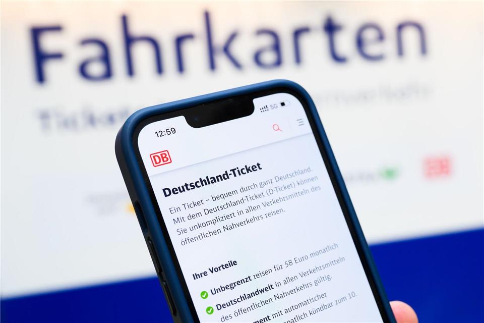 Für das Deutschlandticket muss ab 2026 noch ein etwas tiefer ins Portemonnaie gegriffen werden. (Archivbild)Julian Stratenschulte/dpa