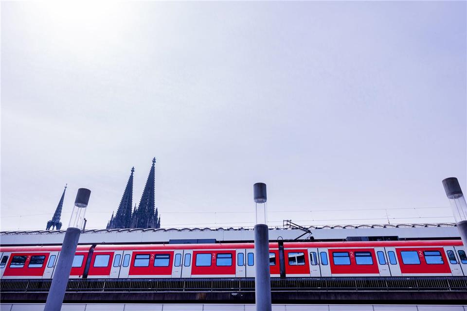 Für das Fahren mit Bus und Bahnen steigen zum Jahreswechsel die Preise. Nach dem VRR hat auch der VRS Preiserhöhungen belanntgegeben. (Symbolbild) Rolf Vennenbernd/dpa