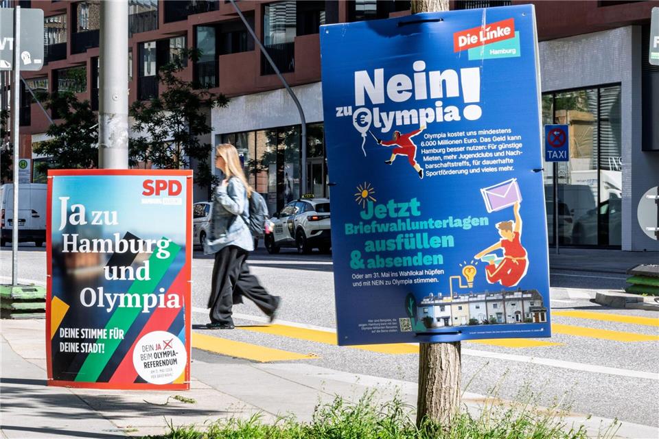 Für das Referendum haben Befürworter und Gegner in der Stadt plakatiert. (Archivbild) Markus Scholz/dpa