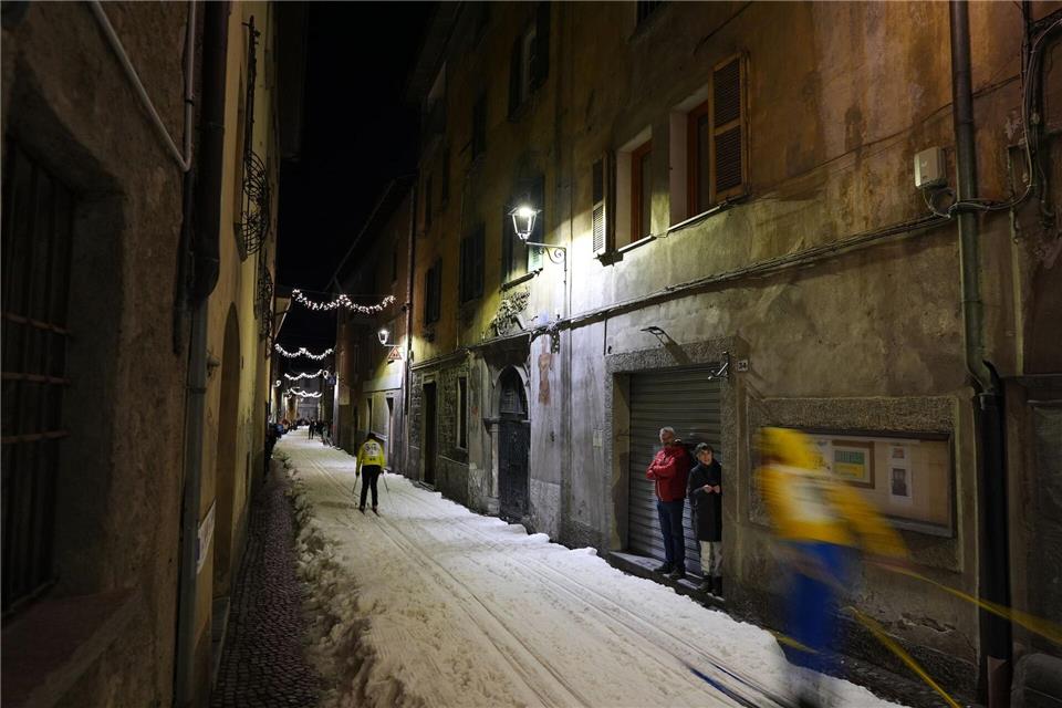 Für das Rennen wurden etliche Kubikmeter Schnee in den Gassen verteilt.Rebecca Blackwell/AP/dpa