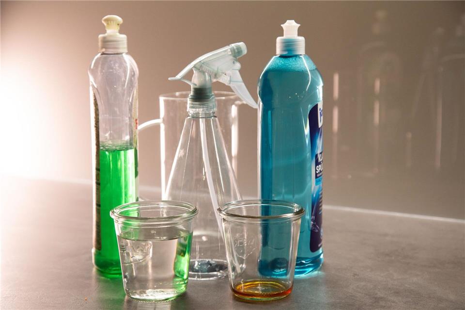 Keine Fingerabdrücke am Spiegel dank selbstgemachtem Spray? Für das Spray braucht man Wasser, Essig, Spülmittel, Klarspüler und eine Sprühflasche.Christin Klose/dpa-tmn