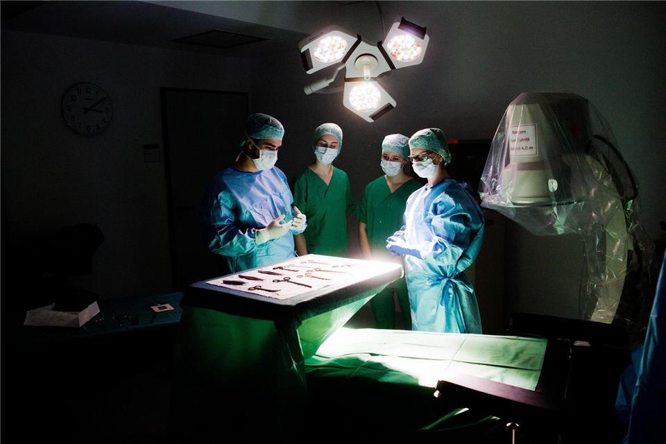 Für das Studienfach Medizin sind eine hohe Lern- und Einsatzbereitschaft wichtig.picture alliance/dpa