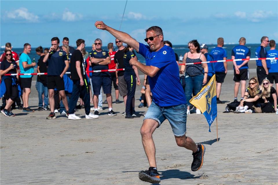 Ebbe, Sand und Holzkugeln: Ostfriesen werfen am Inselstrand Für das Turnier kamen viele Friesensportler vom Festland nach Spiekeroog. Julia Bauer/Gemeinde Spiekeroog/dpa