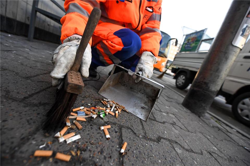 Für das achtlose Wegwerfen von Zigarettenkippen werden in einigen Städten Hessens hohe Bußgelder fällig. (Symbolbild) Fabian Sommer/dpa