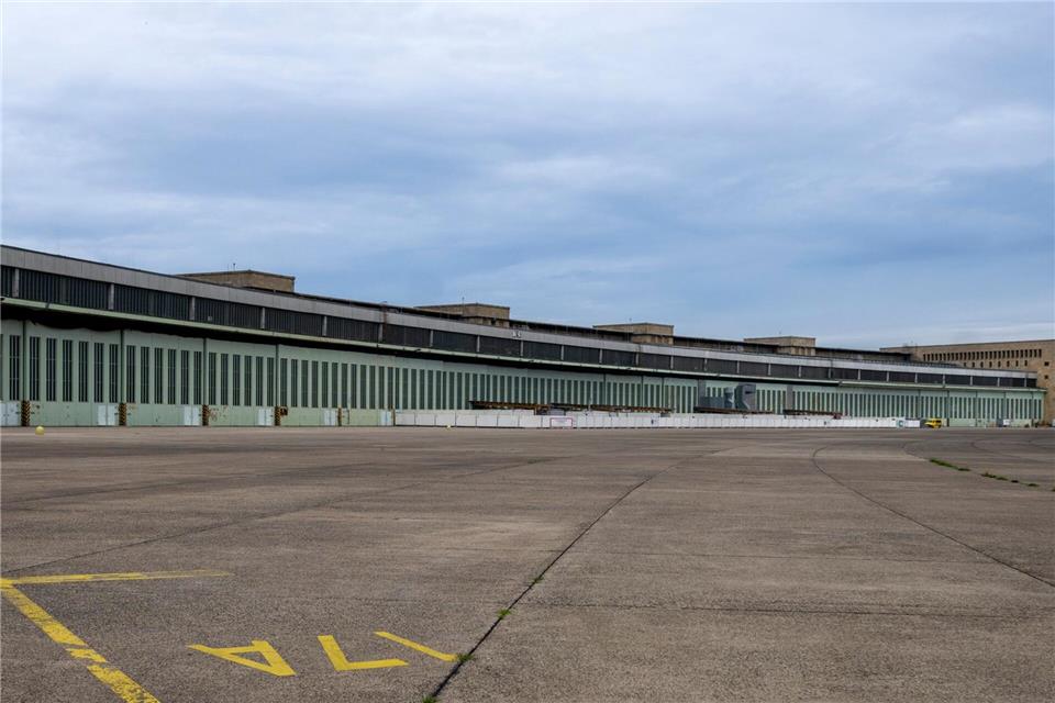 Für das alte Flughafengebäude Tempelhof soll es bis 2027 ein Ideen-Konzept geben. (Archiv)Monika Skolimowska/dpa