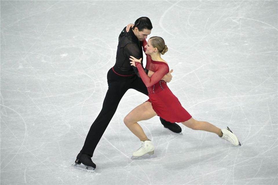Für das deutsche Paarlauf-Duo Minerva Hase (r) und Nikita Volodin (l) ist Gold greifbar.Peter Kneffel/dpa