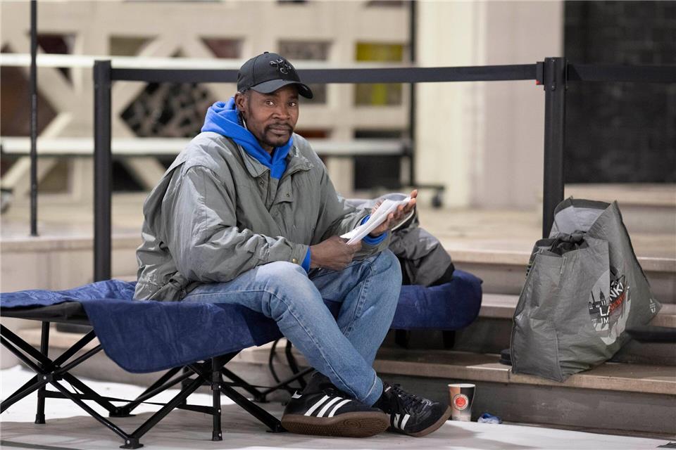 Für den 40-jährigen Yacoub Khater Khalil ist der Schlafplatz in der Weißfrauenkirche im Frankfurter Bahnhofsviertel der einzig warme Ort in Winternächten. Er sucht Arbeit.Boris Roessler/dpa