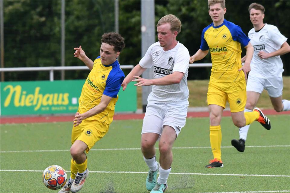 Für den A-Kreisligisten Adler Weseke (hier mit Phil Roleff, links) besteht am Sonntag gegen RW Deuten II Siegpflicht.